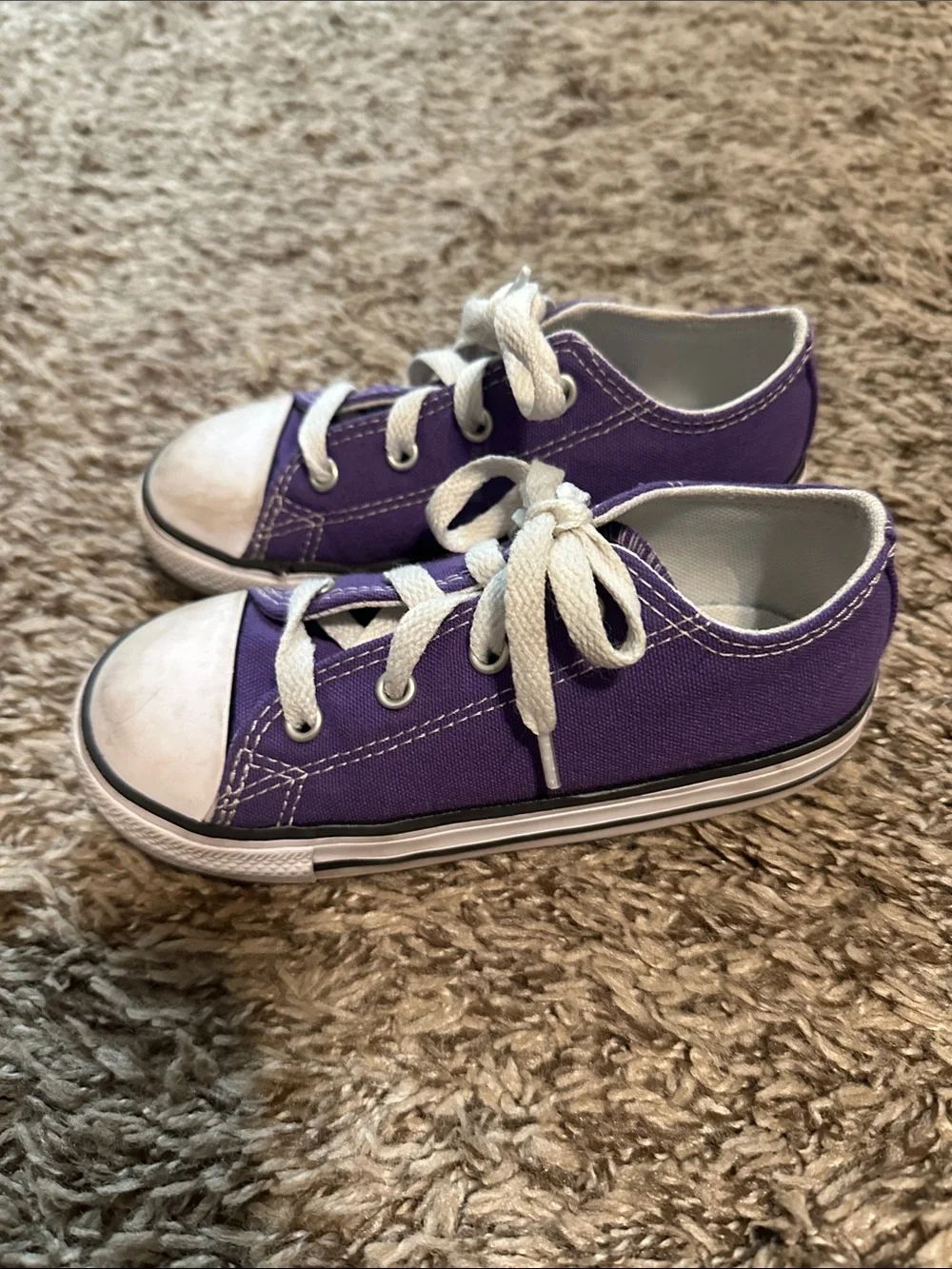 Converse Kids Low Top Sneaker - Purple and White h